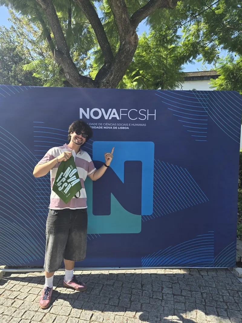 Mikołaj przed wejściem do NOVA FCSH